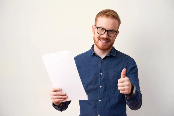 Hombre Alegre Con Buen Documento Que Muestra Los Pulgares Hacia —  Fotos de Stock