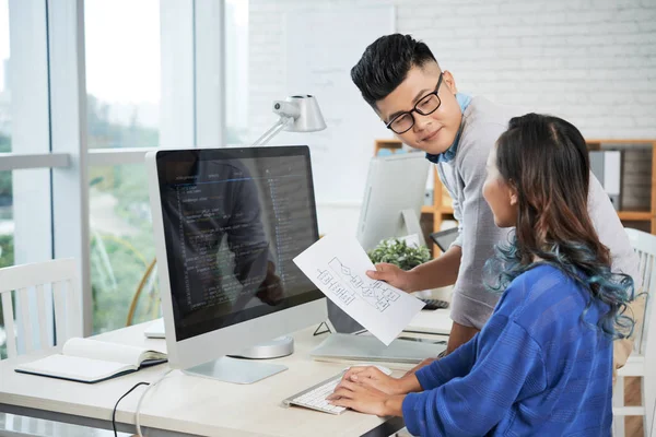 Vista Lateral Dos Diseñadores Asiáticos Que Utilizan Computadora Miran Entre —  Fotos de Stock