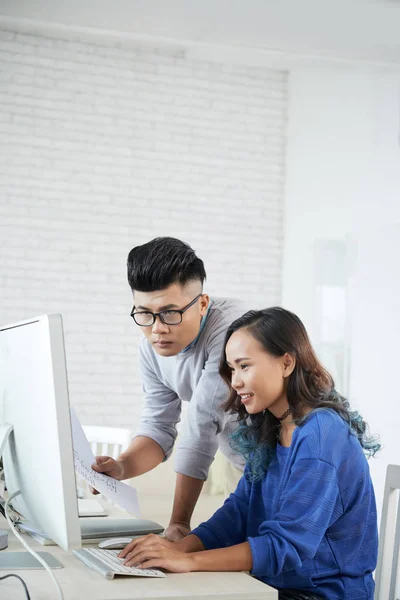 Ung Asiatisk Man Och Kvinna Som Använder Dator När Arbetar — Stockfoto