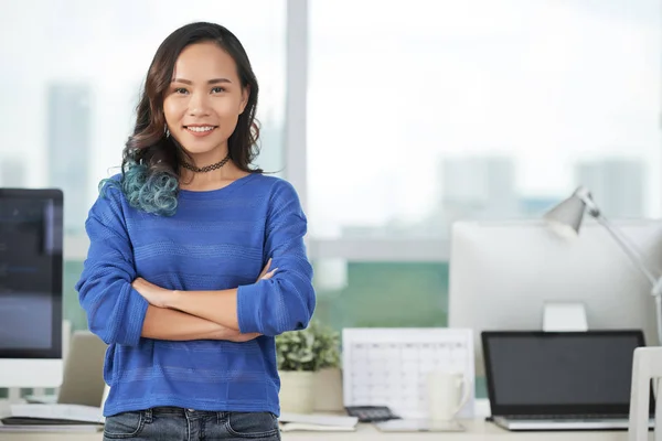 Preciosa Hembra Asiática Manteniendo Los Brazos Cruzados Sonriendo Mientras Está —  Fotos de Stock