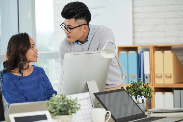 Asiatico Uomo Donna Guardando Altro Mentre Lavora Sul Progetto Design — Foto Stock