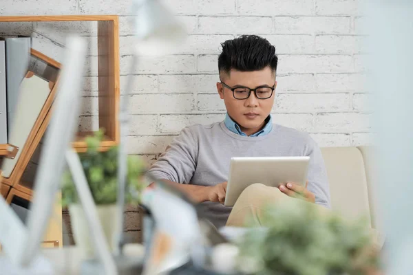 Attraktiv Asiatisk Kille Surfar Tablet Sittande Bekväm Soffa Office — Stockfoto