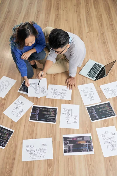 Asiatische Männer Und Frauen Sitzen Auf Dem Büroboden Neben Laptop — Stockfoto