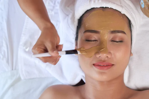 Kosmetolog Tillämpa Clay Mask Ansiktet Vackra Vietnamesiska Kvinnan — Stockfoto