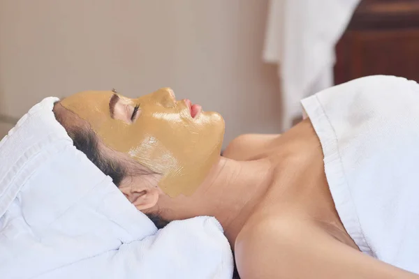 Young Asian Woman Relaxing Spa Salon Clay Mask Her Face — ストック写真