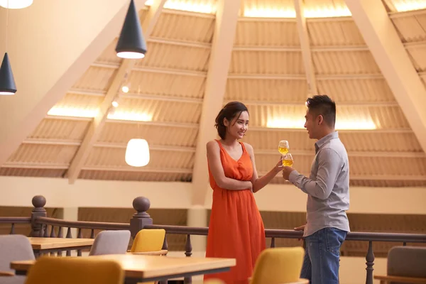 Homem Mulher Bebendo Vinho Conversando Restaurante — Fotografia de Stock