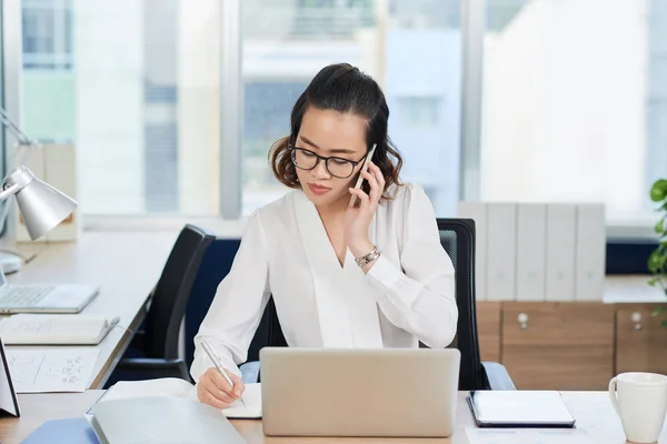 Bella Giovane Donna Affari Vietnamita Occhiali Che Parla Telefono Prende — Foto Stock