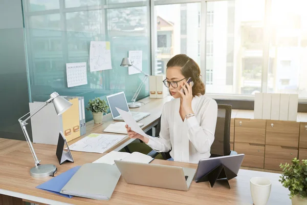 Bastante Vietnamita Mujer Ejecutiva Negocios Que Trabaja Oficina Moderna — Foto de Stock