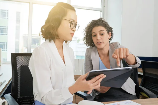 Serious Female Entrepreneur Pointing Digital Tablet Hands Her Colleague — Stock Photo, Image