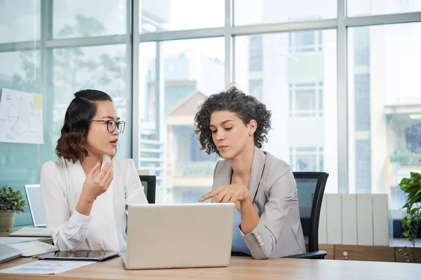 Mulher Negócios Séria Discutindo Informações Sobre Laptop Reunião Escritório — Fotografia de Stock