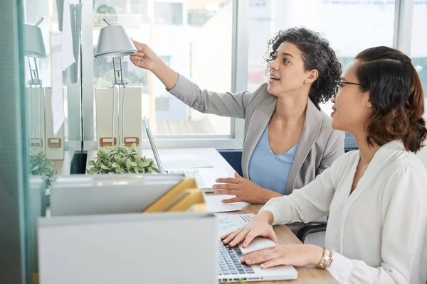 Emocionadas Empresarias Multiétnicas Discutiendo Notas Colgadas Pared Frente Ellas — Foto de Stock