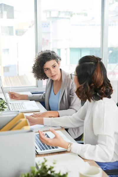 Mujer Negocios Seria Escuchando Atentamente Idea Colega — Foto de Stock