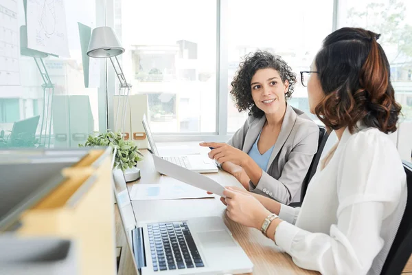 Mooie Lachende Zakenvrouw Bespreekt Document Met Vietnamese Collega — Stockfoto