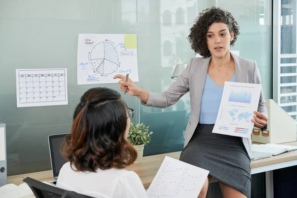 Serious Pretty Business Woman Showing Financial Document Colleague — Stock Photo, Image