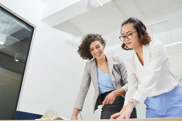 Souriantes Collègues Féminines Penchées Sur Table Avec Des Documents Financiers — Photo