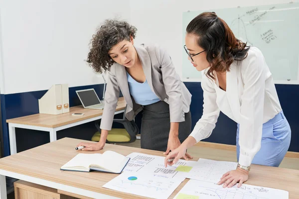 Multiethnische Mitarbeiterinnen Diskutieren Bei Treffen Über Finanztabellen — Stockfoto