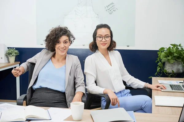 Χαρούμενες Επιτυχημένες Επιχειρηματικές Γυναίκες Κάθονται Καρέκλες Στο Νέο Τους Γραφείο — Φωτογραφία Αρχείου