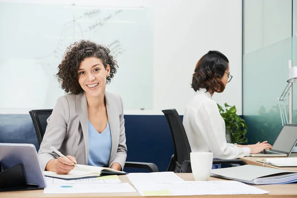 Retrato Alegre Mujer Negocios Emocionada Mesa Oficina Tomando Notas Cepilladora —  Fotos de Stock