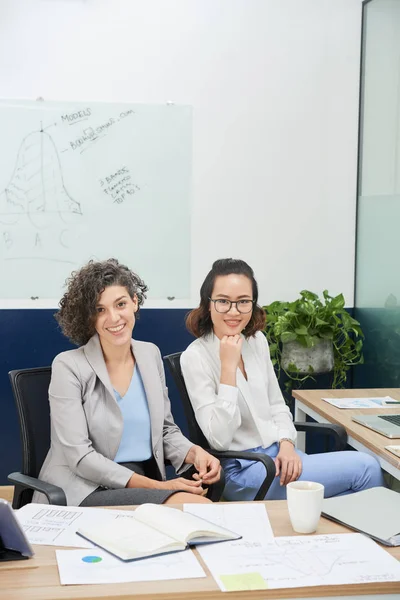 Улыбающиеся Молодые Деловые Женщины Сидящие Современном Офисе — стоковое фото
