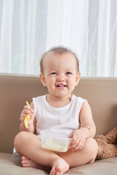 Niña Sonriente Comiendo Rebanadas Fruta Con Tenedor Plástico —  Fotos de Stock