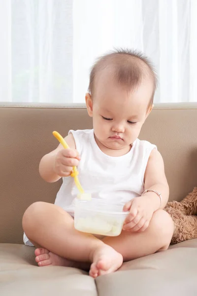 Gelukkig Baby Baby Meisje Geconcentreerd Het Eten — Stockfoto