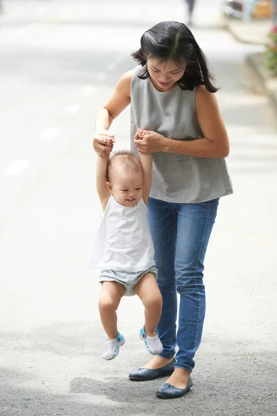 Young Asian Woman Playing Outdoors Her Little Daughter — ストック写真