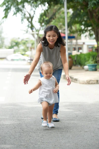 Glückliche Mutter Rennt Mit Ihrer Kleinen Tochter Ins Freie — Stockfoto