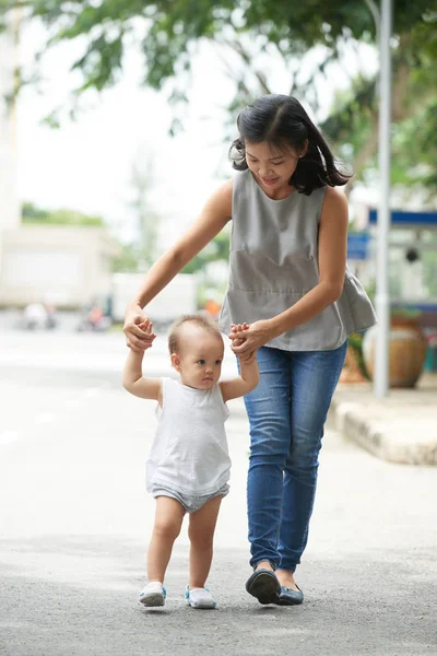 Jeune Femme Marchant Dehors Avec Petite Fille — Photo