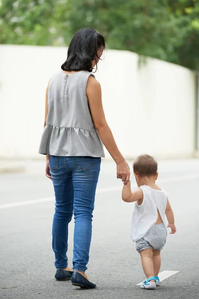 Mutter Hält Hand Ihres Kleinen Kindes Blick Von Hinten — Stockfoto