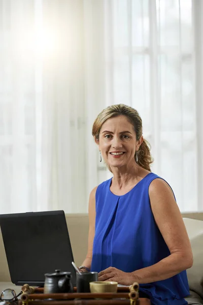 Portrait Pretty Smiling Mature Woman Sitting Table Using Laptop While — Stock Photo, Image