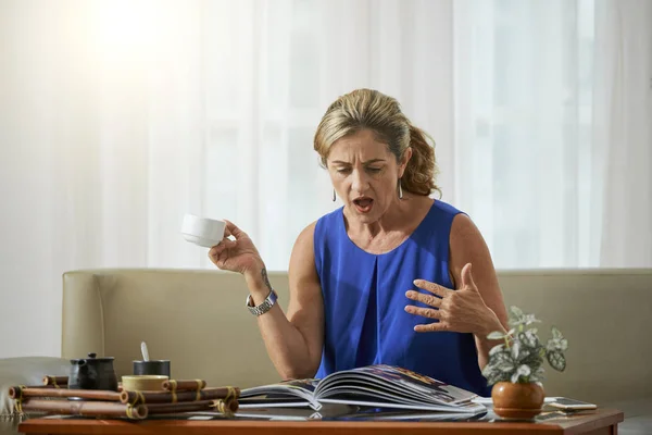 Reife Frau Beim Kaffeetrinken Auf Dem Heimischen Sofa Mit Informationen — Stockfoto