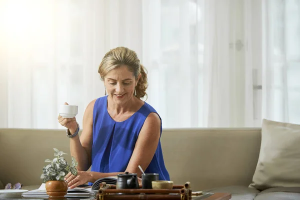 Rijpe Vrouw Ontspannen Bank Met Kopje Koffie Het Lezen Van — Stockfoto