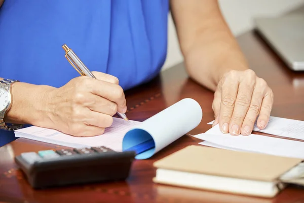 Close Mulher Sentada Mesa Calculando Impostos Escrevendo Bloco Notas Casa — Fotografia de Stock