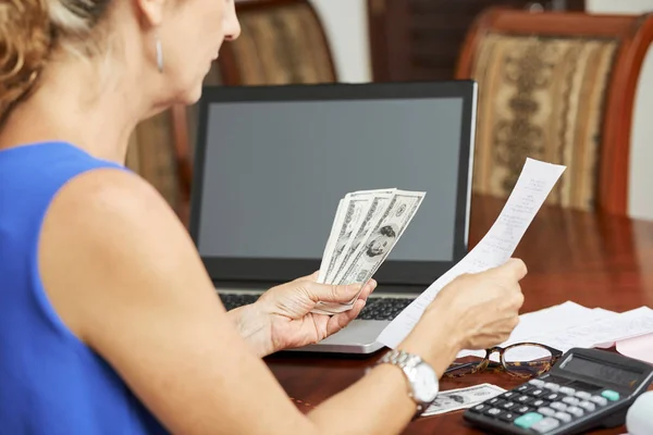 Rijpe Vrouw Zittend Aan Tafel Met Geld Rekeningen Met Calculator — Stockfoto