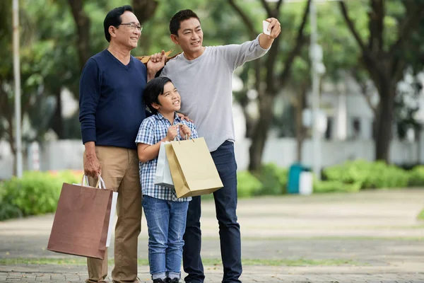 成熟的越南男子采取自拍与他的父亲和他的儿子购物后 — 图库照片
