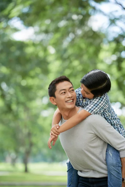 Feliz Hombre Asiático Mediana Edad Dando Paseo Cuestas Hijo —  Fotos de Stock