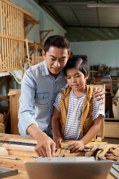 Glad Kramas Asiatiska Far Och Son Titta Pedagogiska Video Träarbeten — Stockfoto