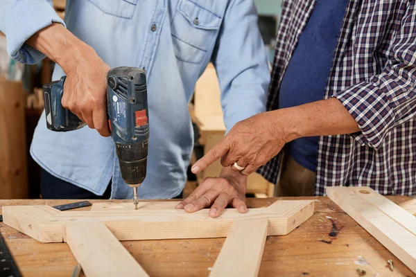 Falegname Professionista Che Controlla Sua Tavola Legno Perforazione Apprendista — Foto Stock