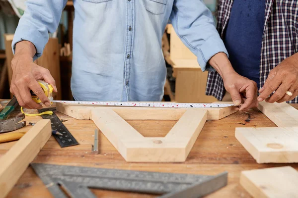 彼が取り組んでいる家具の木製のディテールを測定する大工のトリミング画像 — ストック写真