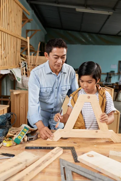 Pai Ajudando Seu Filho Aprender Trabalhar Com Madeira — Fotografia de Stock