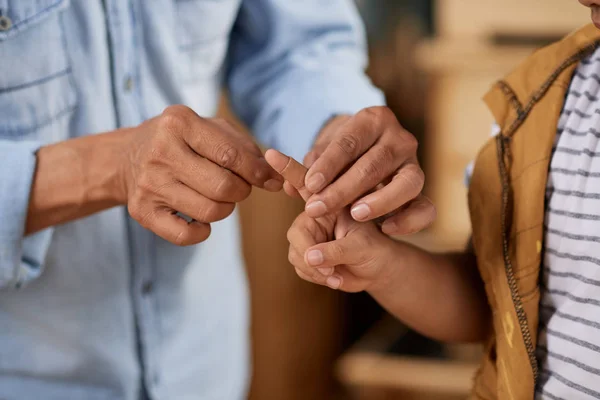 Imagem Close Pai Aplicando Band Aid Dedo Ferido Seu Filho — Fotografia de Stock