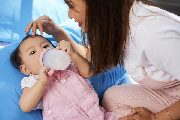 Mujer Mirando Con Admiración Cómo Hija Bebe Leche Botella — Foto de Stock