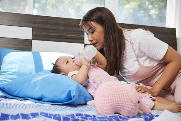 Jong Aziatische Vrouw Geven Baby Formule Naar Haar Weinig Baby — Stockfoto