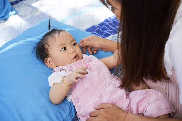 Mamma Tittar Hennes Vackra Lilla Baby Flicka Med Små Gyllene — Stockfoto