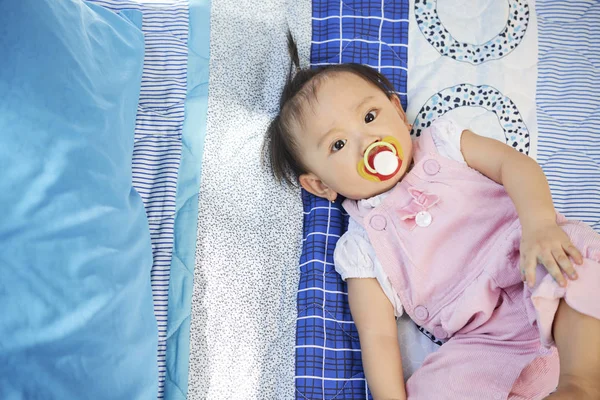 Muotokuva Pieni Söpö Vietnamilainen Vauva Tyttö Tutti Makaa Sängyllä Vaaleanpunainen — kuvapankkivalokuva