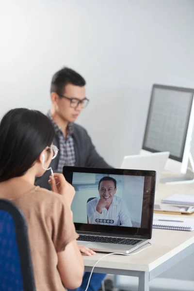 Recadrer Vue Femme Brune Dans Les Écouteurs Assis Bureau Parler — Photo