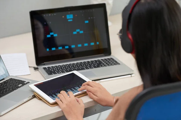 Osevní Pohled Brunetou Samičku Sluchátkách Sedícího Stolu Laptopem Tabletem Naučit — Stock fotografie