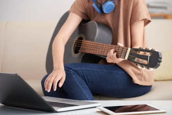 Crop Melihat Wanita Dengan Pakaian Kasual Memegang Gitar Akustik Dan — Stok Foto