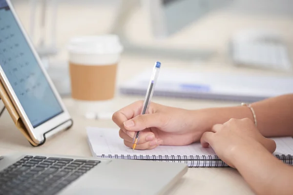 Gewas Zijaanzicht Van Handen Van Vrouw Schrijven Met Blauwe Pen — Stockfoto