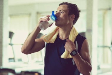 Susamış sporcu spor salonunda eğitim den sonra su içme